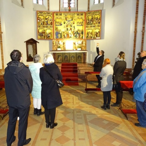 Powiększ obraz: Uczestnicy podziwiają gotycki ołtarz Katedry Kamieńskiej