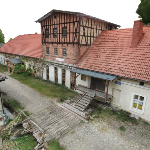 Powiększ obraz: Render modelu fotogrametrycznego - widok ogólny młyna od strony głównego wejścia