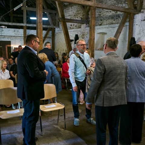 Powiększ obraz: Witający się goście