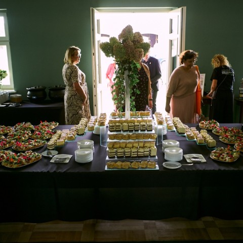 Powiększ obraz: Poczęstunek dla gości w dworku 